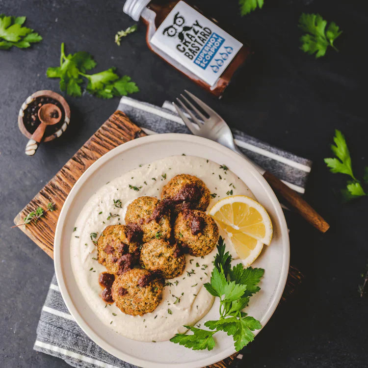 Hummus en Falafels met Crazy Bastard Superhot Scorpion Fermented Hot Sauce